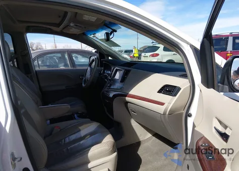 2012 Toyota Sienna Xle V6 8 Passenger z USA, uszkodzony, nr VIN 5TDYK3DC7CS275093